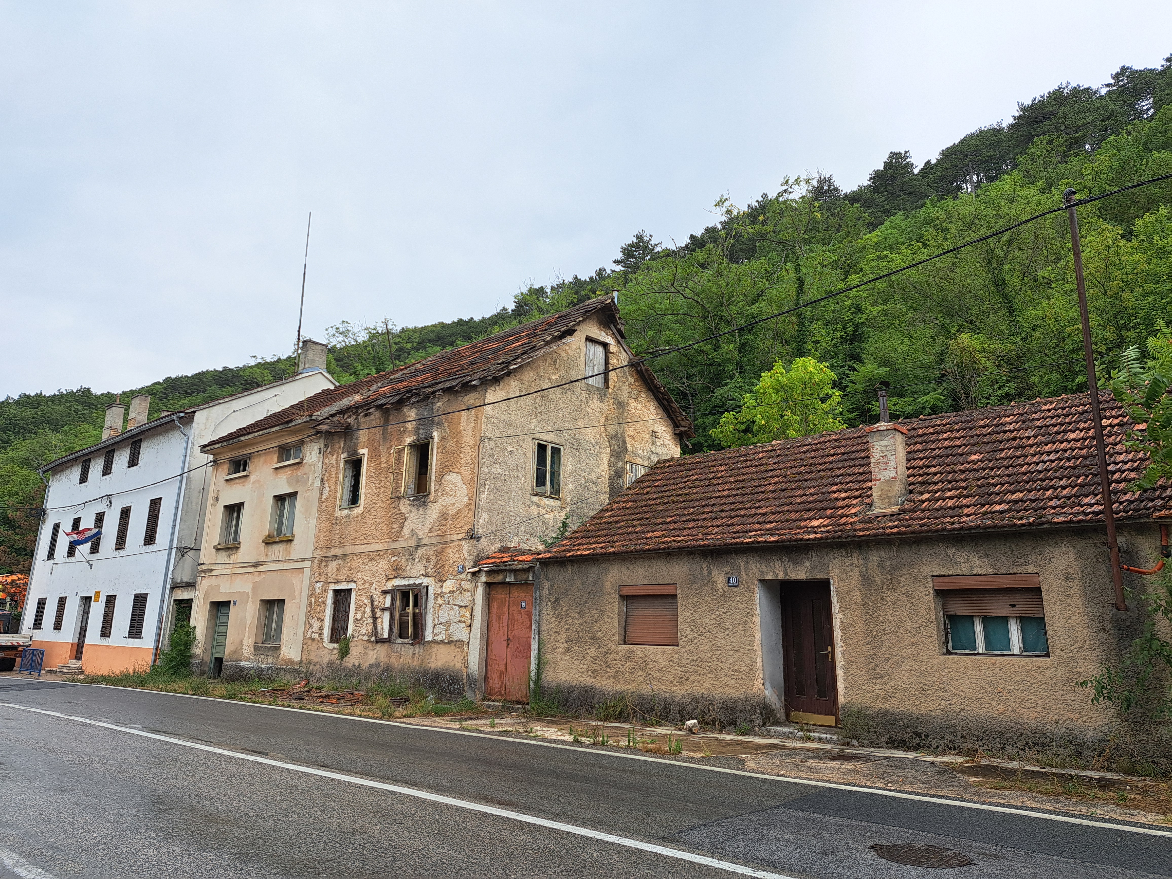 Заброшенные дома в населенных пунктах горной Хорватии